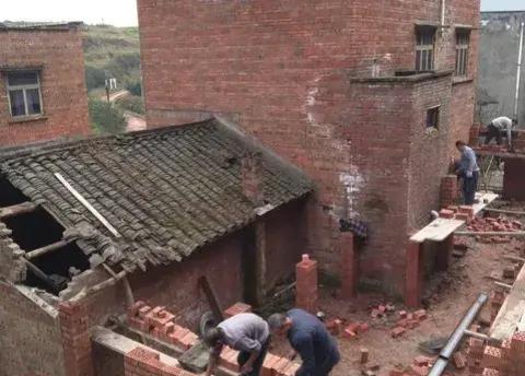 农村奇闻：玉米地惊现英雄大嫂！