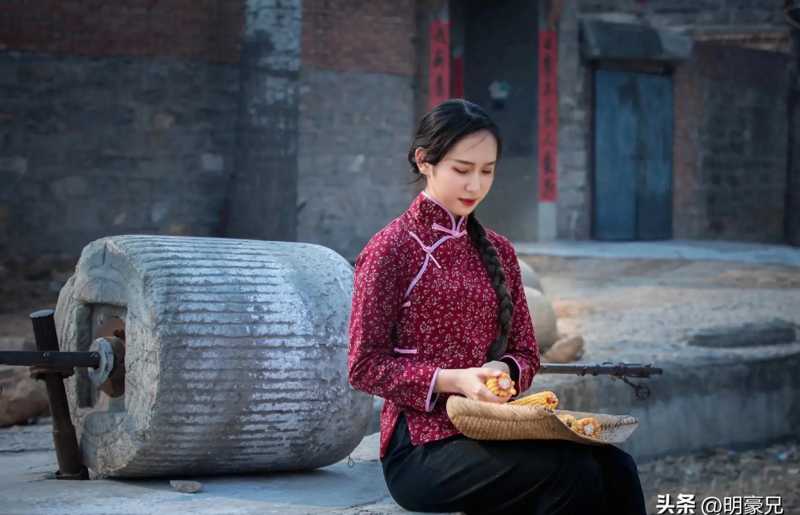 农村奇闻：玉米地惊现英雄大嫂！