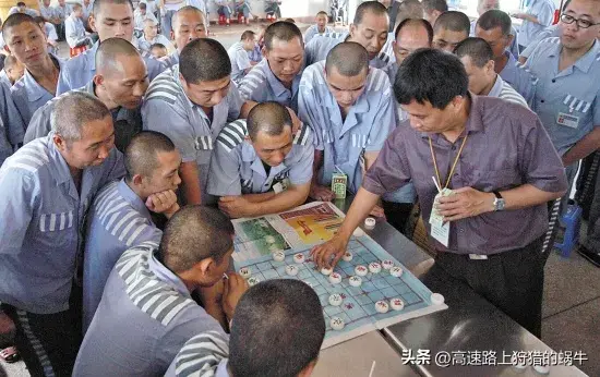 一年不洗澡、装哑四年，傻子却是棋痴，说几件在监狱里的奇闻异事